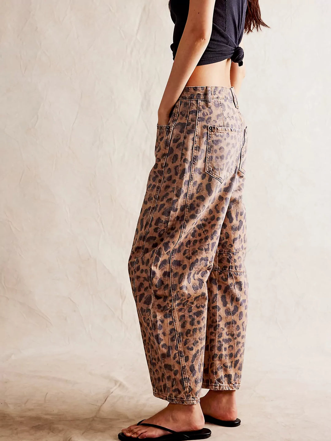 Low-rise wide-leg jeans