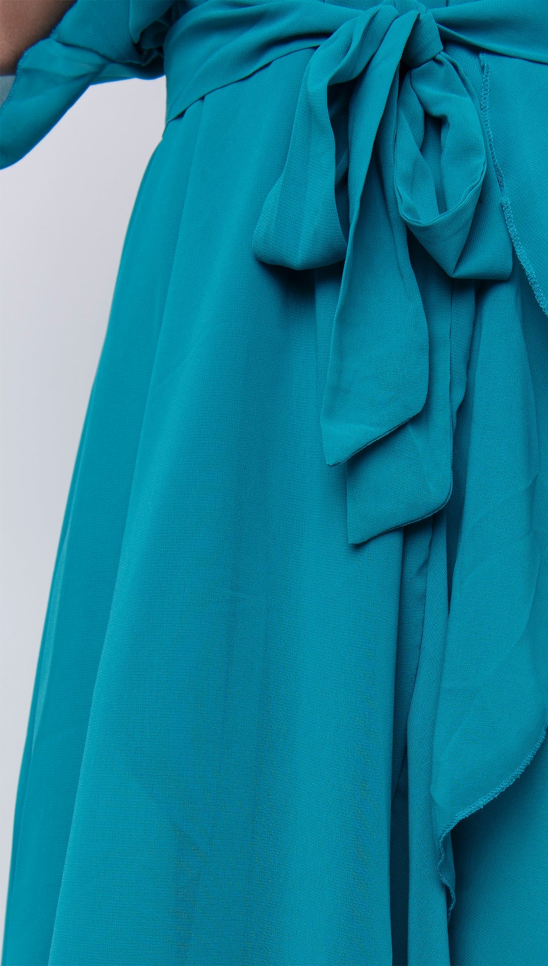 Monica - Elegante vestido de gasa con escote en V