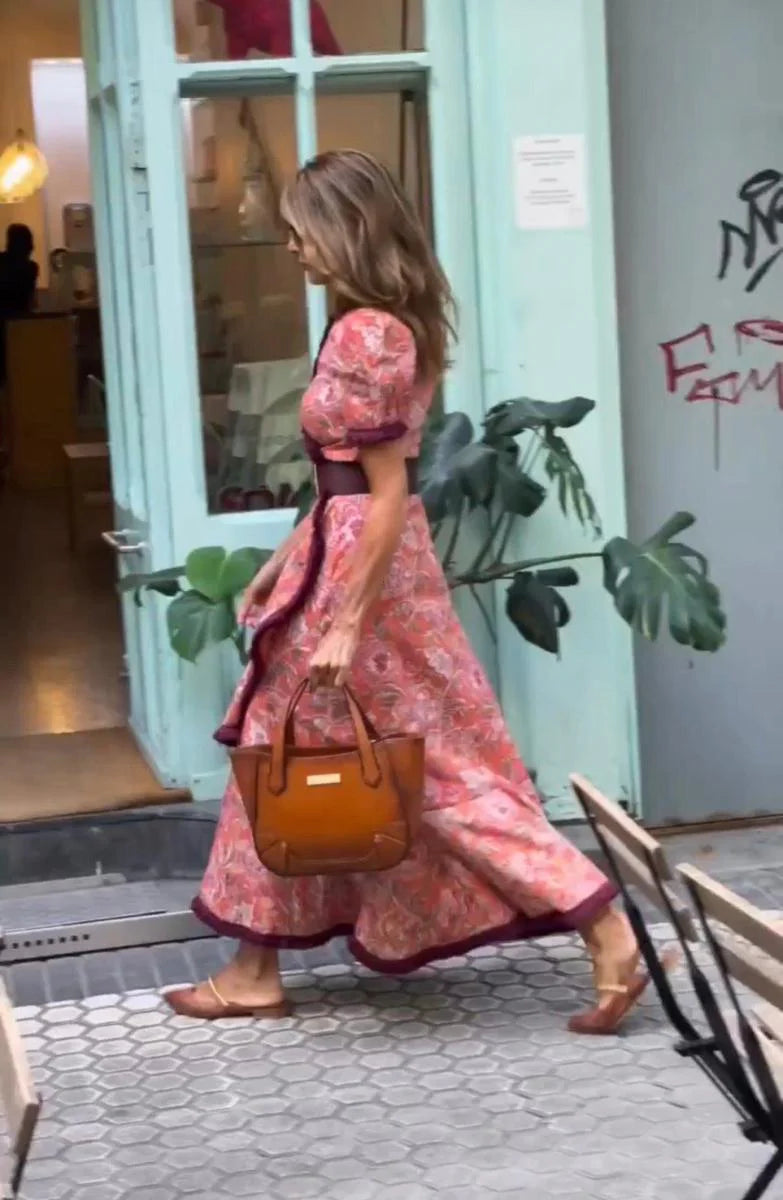 VESTIDO LARGO ELEGANTE CON MANGAS CORTAS ABULLONADAS Y FALDA ASIMÉTRICA