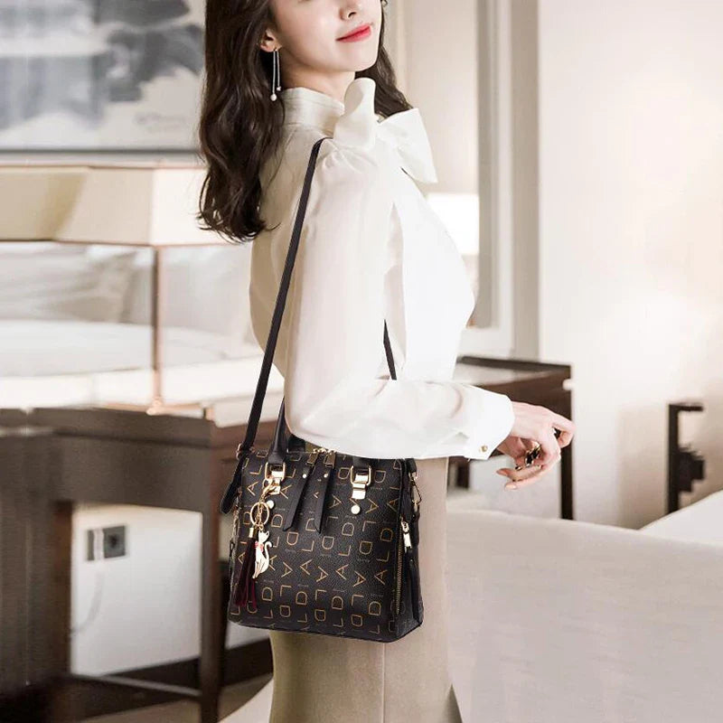 Elegante Bolso Tote con Borlas