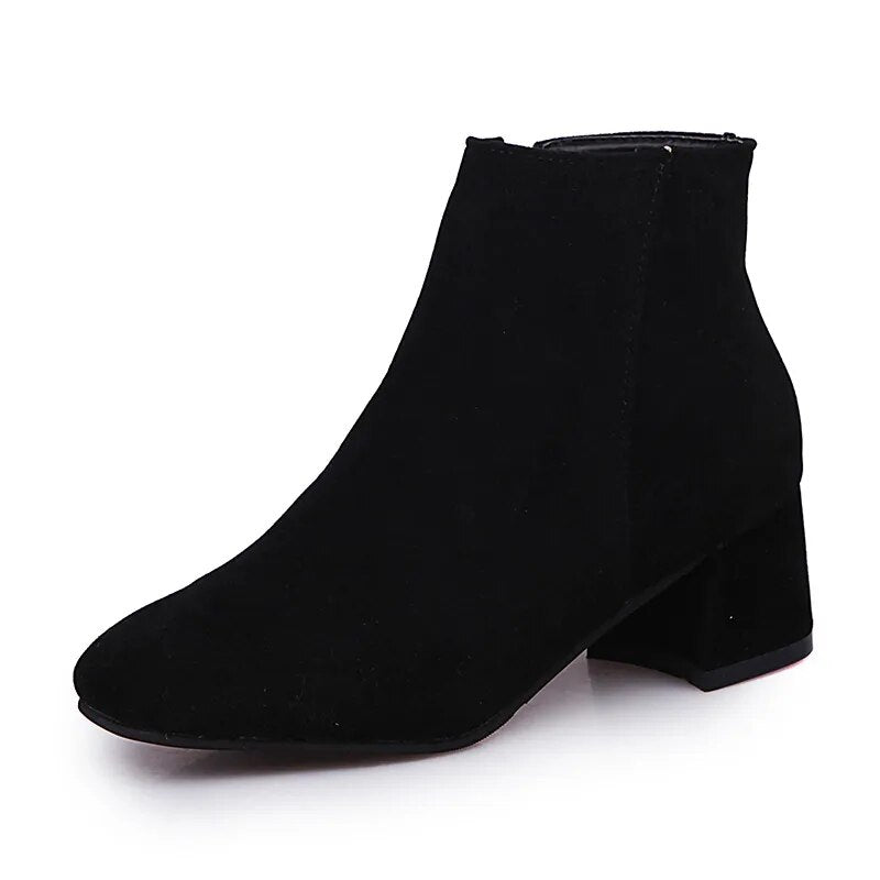 Low-cut boots with heels 